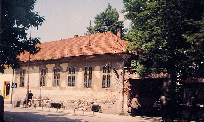 Nekadašnja kuća Popovića, preko puta glavnog ulaza u pijac