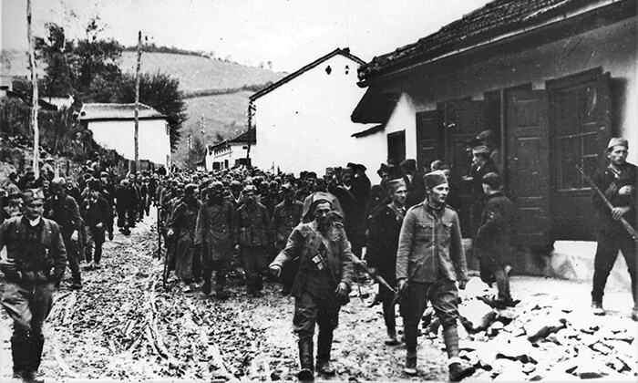 Partizani i četnici sprovode zarobljene nemačke vojnike