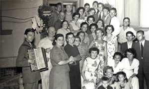 Mladi Žarko Petrović zabavlja goste na slavlju svojih komšija Prohorova pedesetih