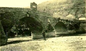 Jedinstvena fotografija Kasapčića mosta snimana iz korita reke za vreme austrougarske okupacije na kojoj se vidi njegova monumentalnost