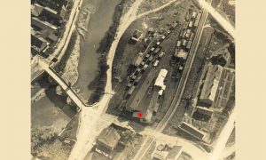 Detalj panoramskog snimka Užica iz aviona u avgustu 1935. god. Crvenom Tačkom je obeležena Selakova kafana, Kasapčića most dole levo, Kolnica u produžetku desno