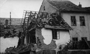 Mnogo je tada kuća u Užicu porušeno, većinu je fotografisao hronolog sa fotoaparatom Ilija Lazić