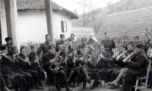 Vojna muzika na đurđevdanskom uranku u Adi 1943.god.