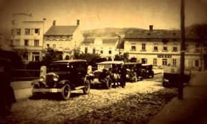 Na taksi stanici kod Malog parka tridesetih godina 20. veka Užice ima 20 taksista-prevoznika (fotografija Aleksandra Tošića)