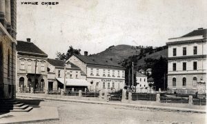 Pogled na Mali park, Gimnazija, Pantovića trgovina, kuća Pešića i njegova kafana "Dva bagrema"