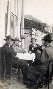 Boemsko društvo ispred kafane