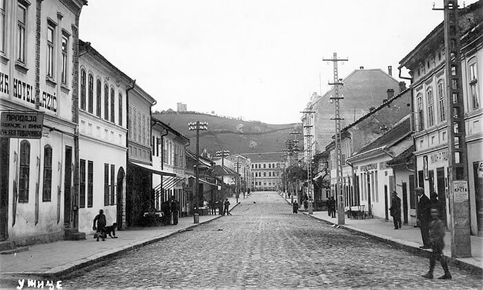 Levo kafana tj. hotel Veljka Lazića, gde je bio prvi užički bioskop a posle Drugog sv.rata i pozorište
