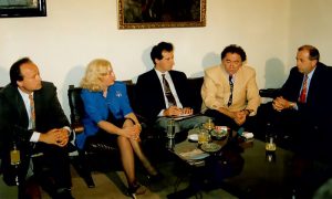 Poseta ministarke za kulturu muzeju 1995, četvrti s desna direktor Dragiša Milosavljević, do njega Nikola Gogić, rukovodilac Memorijalnog centra na Kadinjači