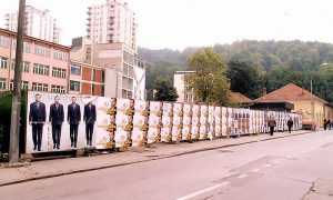Glavna ulica kraj nekadašnje "rupe" Tržnog centra "Pariz", ukrašena plakatima Vuka Draškovića 1995.