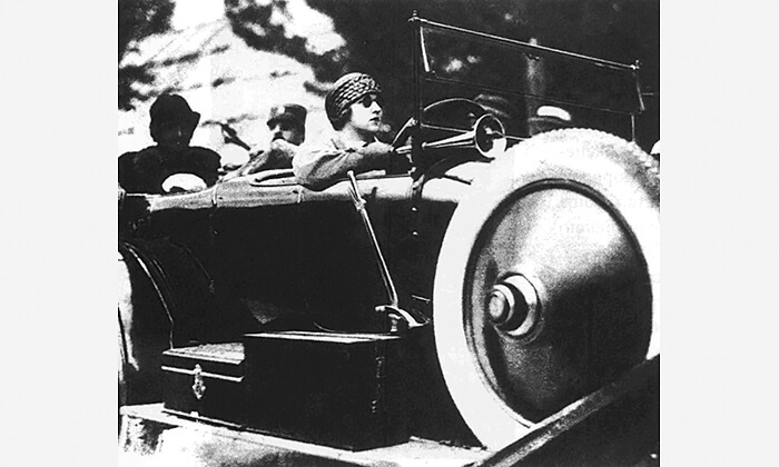 Prva žena vozač u Srbiji, kraljica Marija Karađorđević, u Rols Rojsu, pozadi kralj Aleksandar Karađorđević