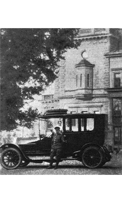 Prva žena vozač u Srbiji, kraljica Marija Karađorđević, u Rols Rojsu, pozadi kralj Aleksandar Karađorđević