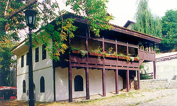 Staro selo Sirogojno - kuća sa slamenom krovnom pokrivkom