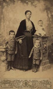 Srpska gradska nošnja, žena sa decom, 1890. snimio L. Lecter