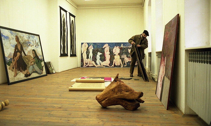 Dragoljub Kaplanović priprema svoje slike za izložbu u Gradskoj galeriji u prvoj polovini devedesetih