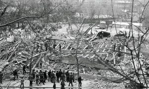 Gomila šuta posle eksplozije u kojoj je nestala Sokolana (foto iz kolekcije M. Poznanovića)