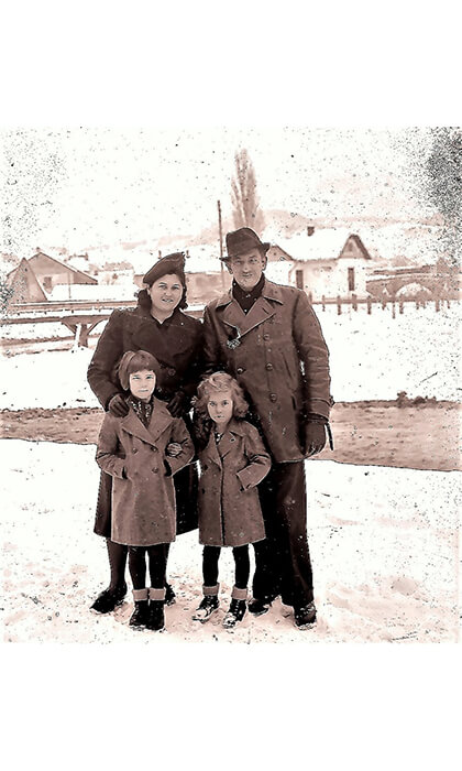 Porodična fotografija kraj Đetinje, sa dva mosta u pozadini