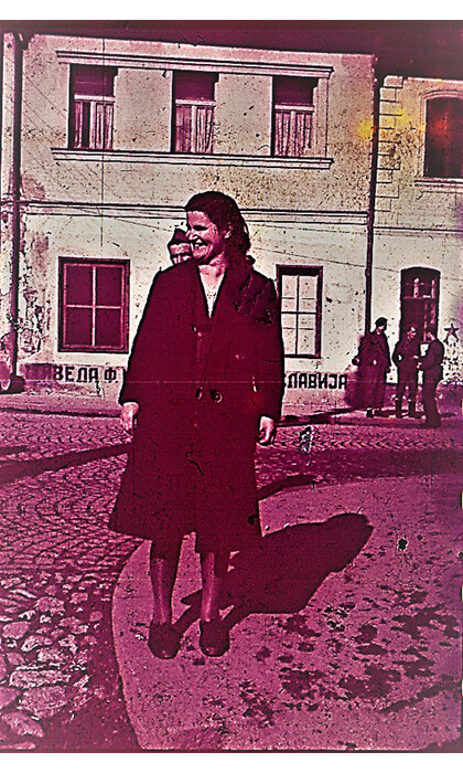 Devojka i partizani na ulici, nakon oslobođenja Užica 1944. godine