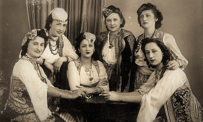 Neke od članica Kola srpskih sestara 1938. godine u narodnim nošnjama