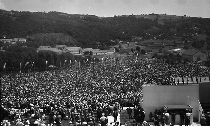 Tito drži govor pred 200.000 ljudi u Krčagovu