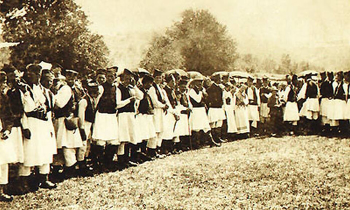 Grupa Zlatiboraca u orginalnoj zlatiborskoj nošnji trdesetih godina 20.veka