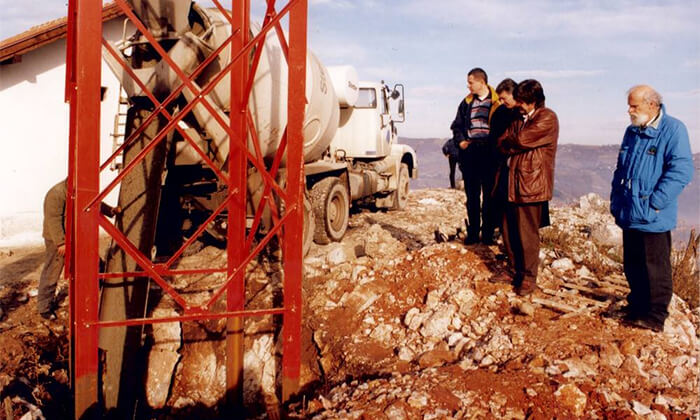 Postavljanje relejnog stuba na Bioktošu 12. decembra 1999.