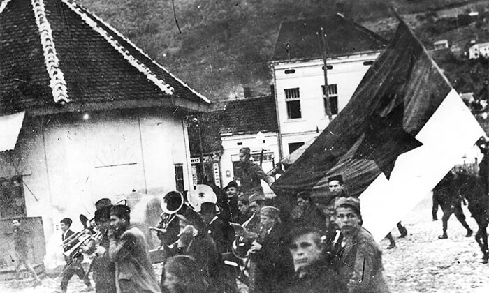 Početak parade za vreme proslave Oktobarske revolucije 1941. u Užicu