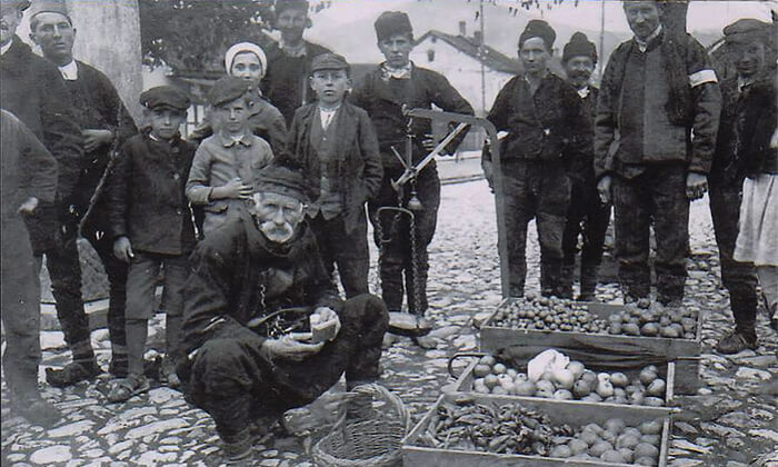Pazarni da na žitnoj pijaci, prva decenija prošlog veka (foto Dimitrije Tešić)