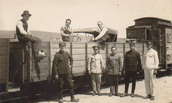 Automobil stiže u Užice na vagonu 1918.