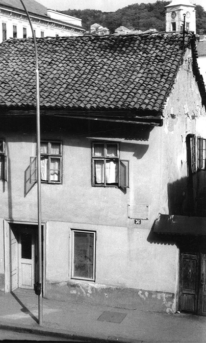 Uskokovića kuća sa prekrečenom spomen tablom, koju je pre rata postavilo Kolo srpskih sestara