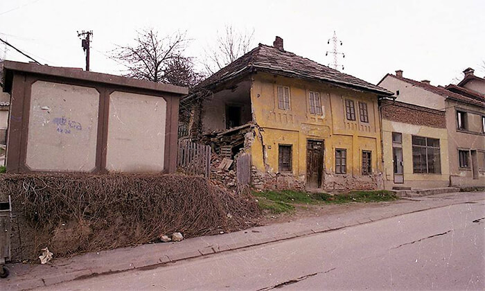 Nekadašnja kuća iz 19. veka na Carini, snimljena 11. aprila 1996.