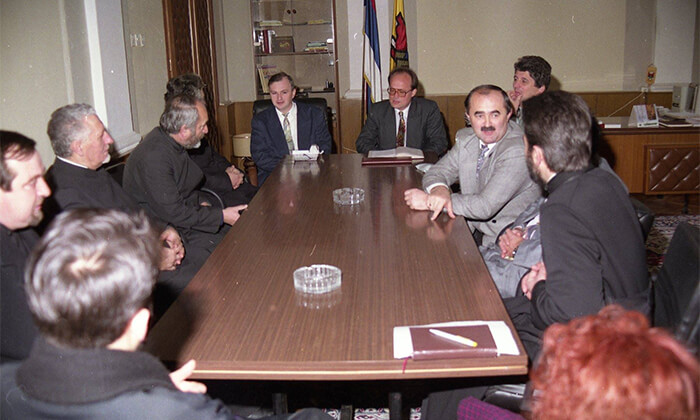 Prota Miljko Starčević u „klinču“ sa predsednikom Nedeljkovićem, 5. januara 1996.
