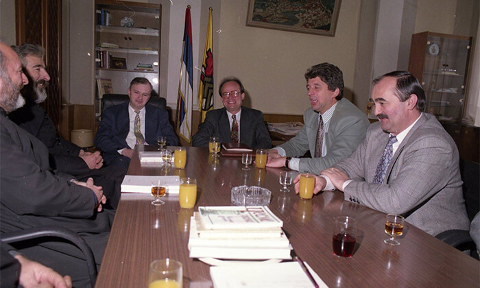 Prota Miljko Starčević u „klinču“ sa predsednikom Nedeljkovićem, 5. januara 1996.