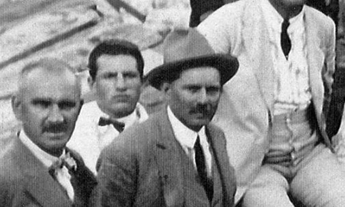 Taksi dovezao turiste na Zlatibor 1927. godine (fotografija pribavljena od Dula Starčevića i Simeona Popovića)