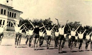 Užičanke članice Sporskog društva "Partizan" vežbaju ispred Sokolane