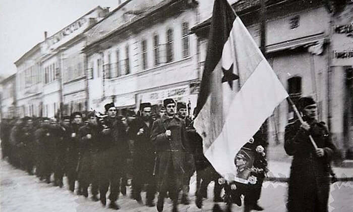 Kolaž sa protesta 27. marta 1941, organizovanog ispred Sokolane
