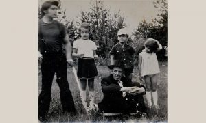 Majstor bravarskog rada, Ristivoje Kovačević, sa unucima