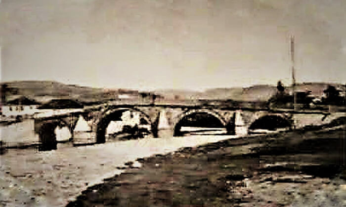 Đulijića ćuprija na staroj razglednici (izdavač knjižara Lazara Tričića, fotografisao Dimitrije Tešić, pre 1900)