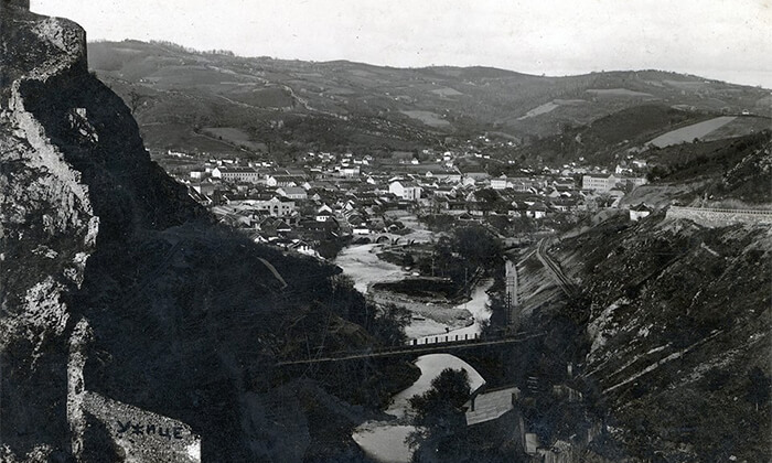 Đulijića ćuprija na staroj razglednici (izdavač knjižara Lazara Tričića, fotografisao Dimitrije Tešić, pre 1900)