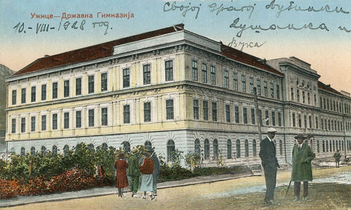 Obojena stara razglednica Užica sa Gimnazijom