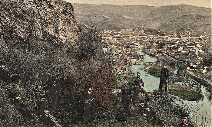 Austrijski vojnici se fotografišu na Starom gradu tokom okupacije Užica
