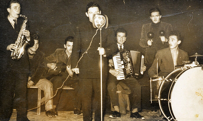 Deo velikog orkestra koji je sastavio Žarko Petrović nastupa u Sokolani, za "mikrofonom" mladi Korać