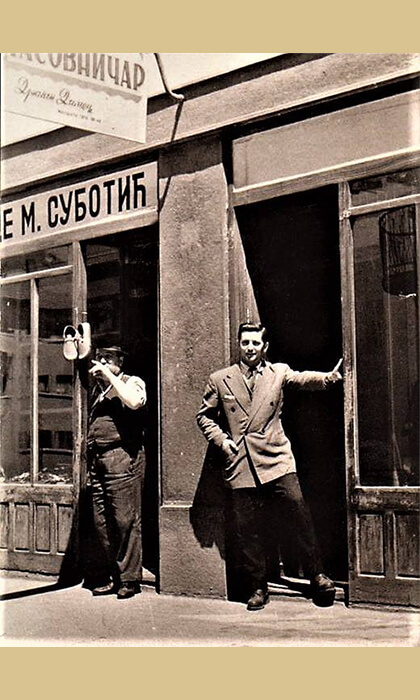Rade ispred svoje opančarske radnje 1959, a do njega umesto "Zdravljaka" sajdžiska radnja Dragana Dimeca, koji je takođe na fotografiji