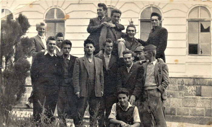 Rile sa drugarima ispred gimnazije 1950. godine