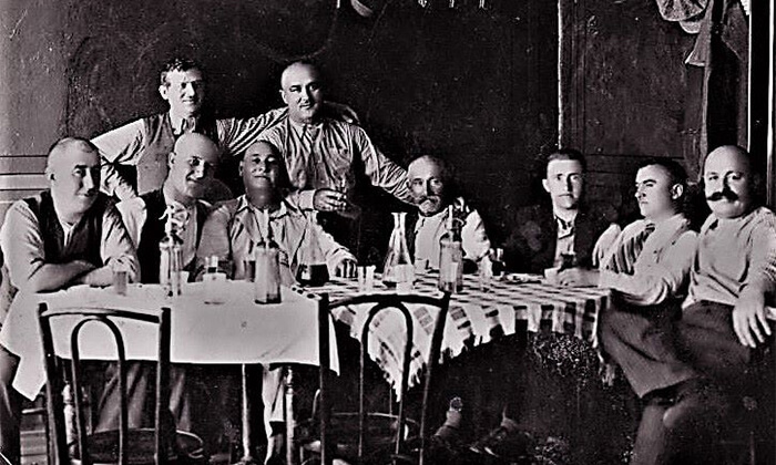 Kafana "Car Dušan", s desna na vratima Dobro Šmakić, do njega Vlajo i načelnik Kostadinović u uniformi. Za stolom desno sa naočarima Dragi Aranđelović koji je imao bioskop