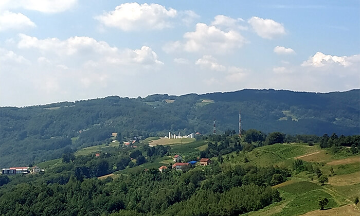 Pogled na brdo Kadinjaču i memorijani kompleks