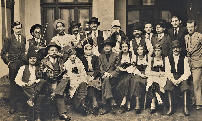 Godine 1934. Dramska grupa KUD-a Abrašević Petrović, Vlajko, Čvoro C. Dabić, Kosa P. Rada, prestava "Đido"
