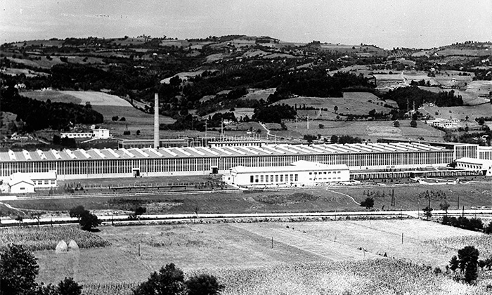 Sevojno 1940. godine, u centru crkva, škola, kafana, Desno Poljoprivredna škola sa ekonomijom