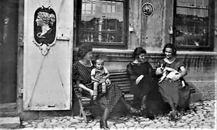 Tri Ljubine kćeri Anđelija, Danica i Desanka 1923. godine na klupi ispred apoteke na Žitnom pijacu
