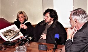 Emir Kusturica upoznaje predsednika opštine Martića sa projektom "Drvengrad"