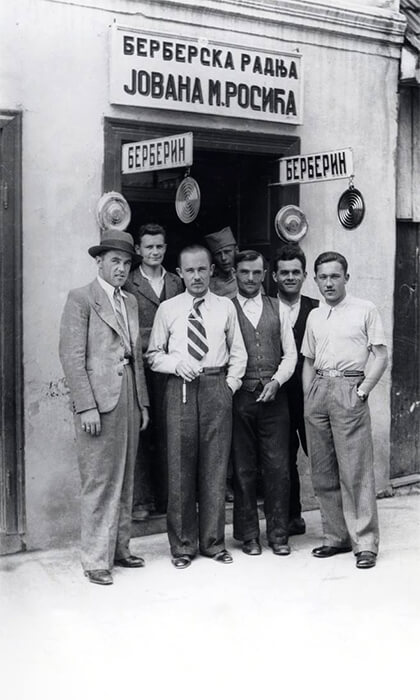 Jovan Rosić sa svojim prijateljima s kojima je svirao i pevao ispred svoje berberske radnje